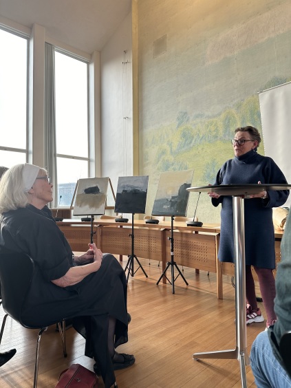 Rudersdals borgmester Ann Sofie Orth holder talen til prisoverrækkelsens til Årets Kunstner 2024 Jette Berg